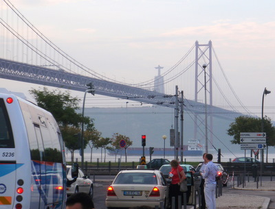 25 de Abril Bridge and Jesus Statue